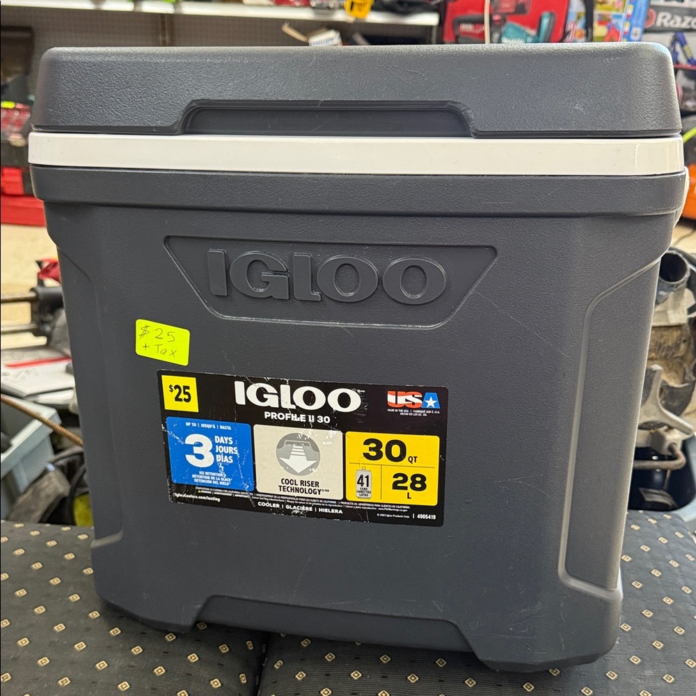 Igloo Profile 30 Quart Cooler in Dark Gray